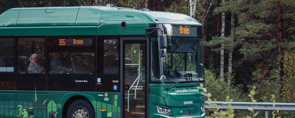  Bild på en mörkgrön regionbuss.